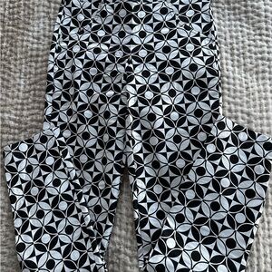 JOSEPH RIBKOFF Ladies Women’s Size 2 Black & White Circle Pattern Leggin…